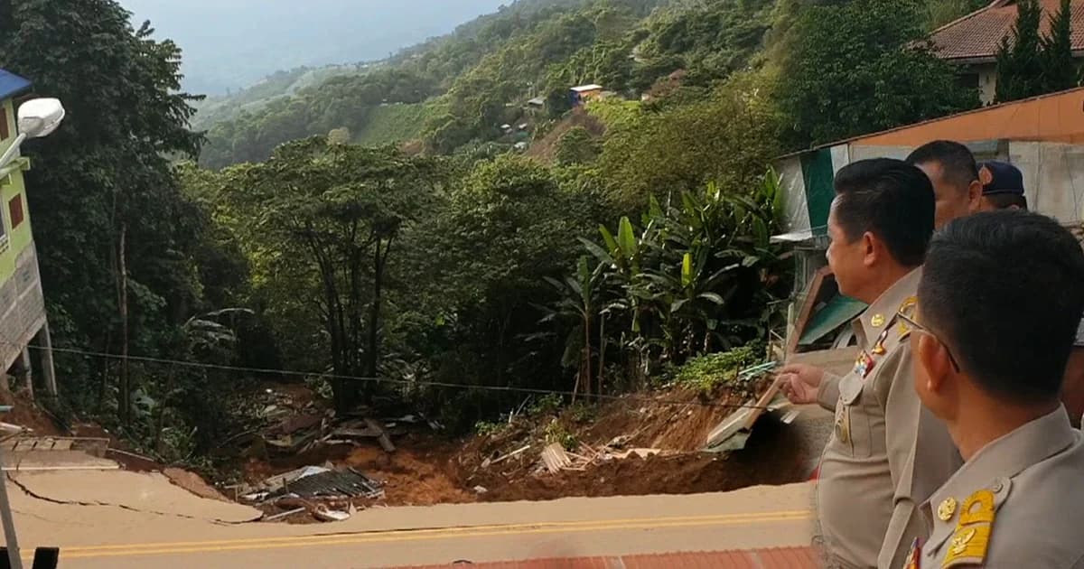 ผู้ว่าฯเชียงราย รุดช่วยเหลือชาวบ้านบนดอยภูชี้ฟ้า หลังดินสไลด์บ้านพังเสียหาย