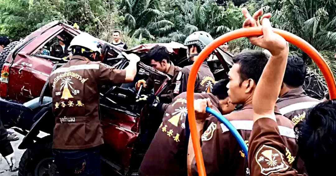 รถบรรทุกหมู เสยรถจี๊ป ตกคูน้ำ คนขับดับคาซากรถ