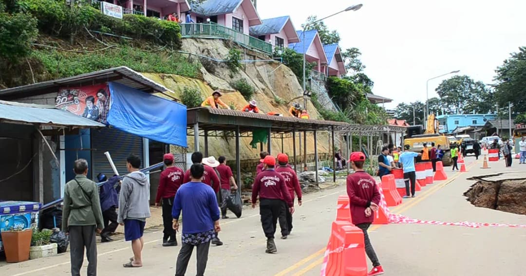 เชียงรายเร่งพื้นฟูดินถล่มภูชี้ฟ้า รื้อร้านค้าระงับการขยายเพิ่ม