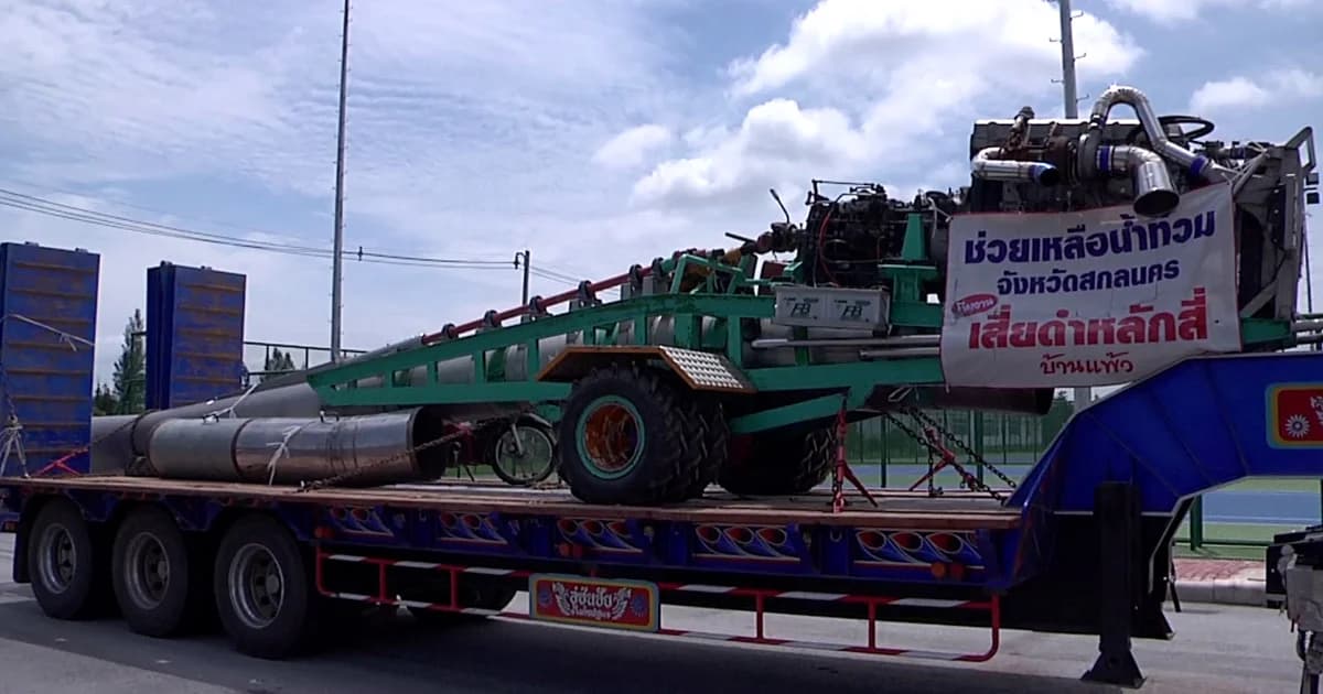 มาด้วยใจ ! “เสี่ยดำ” นำทีมท่อซิ่งถึงสกลฯ เตรียมสูบน้ำตัวเมืองลงหนองหาร