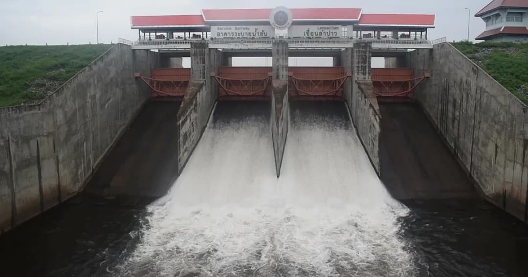 ‘เขื่อนลำปาว’ เร่งระบายน้ำวันละ 15 ล้าน ลบ.ม. รองรับมวลน้ำจาก ‘เขาภูพาน’