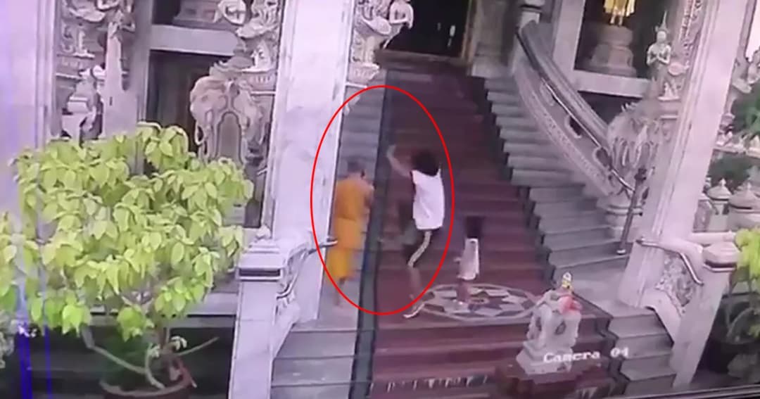 โร่ขอขมา! ‘สาวติดยา’ กระโดดถีบพระกระเด็น หลังถูกจับได้ขโมยเงินบริจาค