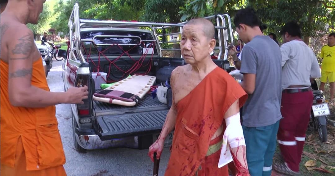 พระเดือด! ด่าหนุ่มจอดรถผิดที่ โดนคนขับคว้ามีดฟันมือ