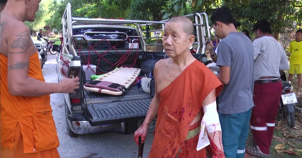 พระเดือด! ด่าหนุ่มจอดรถผิดที่ โดนคนขับคว้ามีดฟันมือ