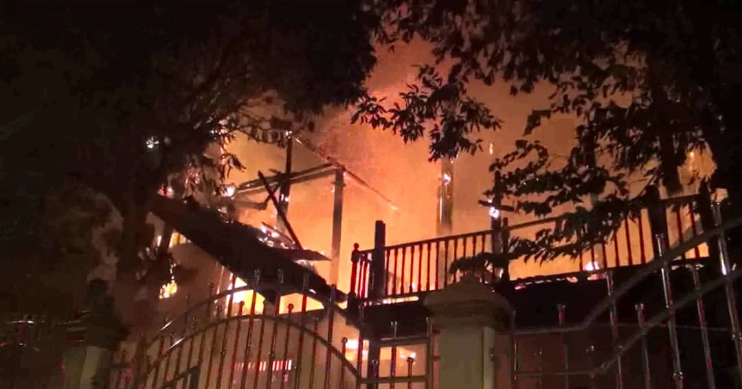 ไฟไหม้กุฏิไม้สักอายุนับ 100 ปี พระอารามหลวงเมืองปากน้ำ