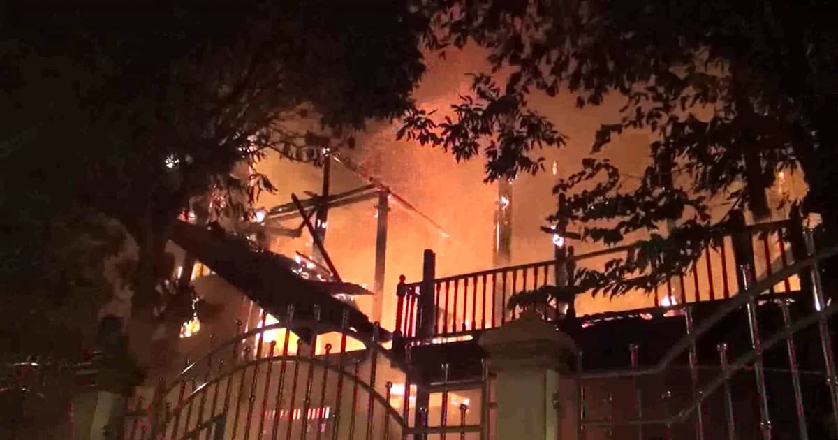 ไฟไหม้กุฏิไม้สักอายุนับ 100 ปี พระอารามหลวงเมืองปากน้ำ