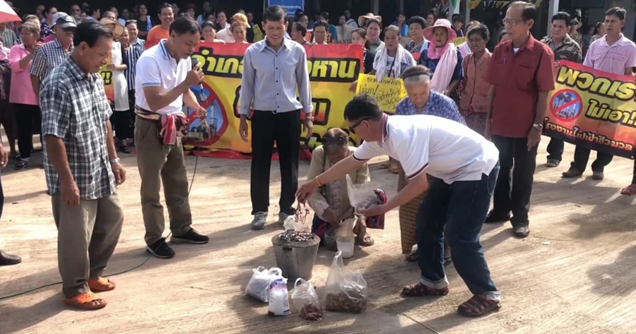 เผาพริกเผาเกลือ ค้านสร้างโรงไฟฟ้าชีวมวล