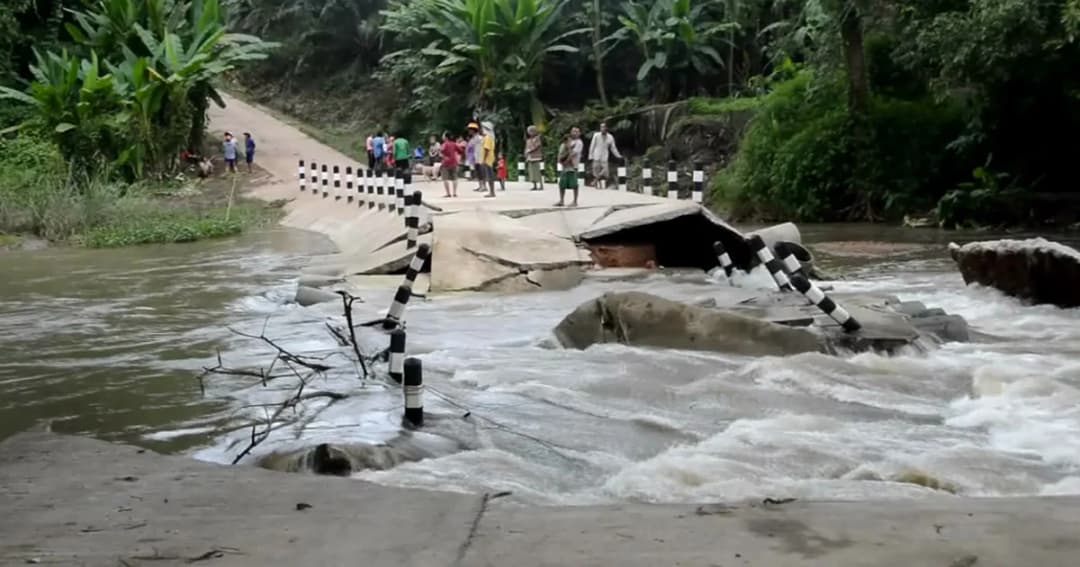 น้ำป่าพัดสะพานขาด อ.ไทรโยค จ.กาญจนบุรี 30 ครอบครัวถูกตัดขาด