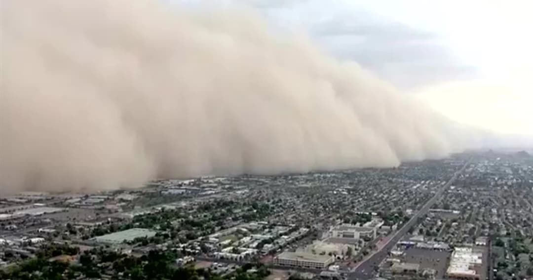 พายุฝุ่นขนาดใหญ่พัดปกคลุมเมืองในรัฐแอริโซนา