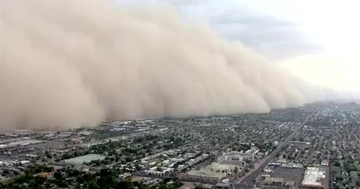 พายุฝุ่นขนาดใหญ่พัดปกคลุมเมืองในรัฐแอริโซนา