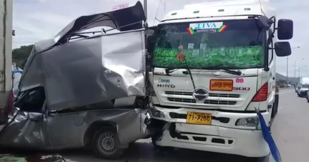 รถชนกัน 4 คันรวดบนถนนต่างระดับ จ.ชลบุรี บาดเจ็บ 4 ราย