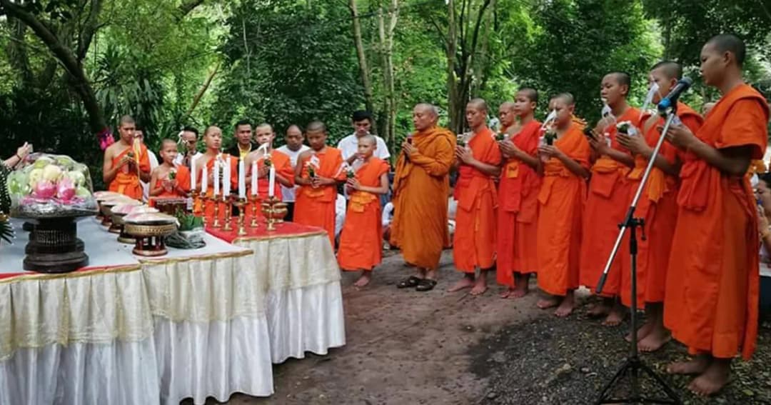 พระ-เณรทีมหมูป่า ทำบุญหน้าถ้ำหลวง ก่อนลาสิขาบทในวันที่ 4 ส.ค.