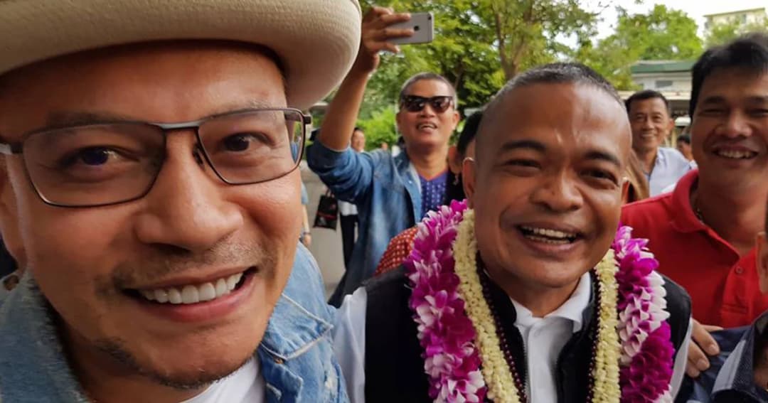 ‘จตุพร’ พ้นโทษแล้ว มวลชนแห่ต้อนรับแน่นเรือนจำพิเศษกรุงเทพฯ