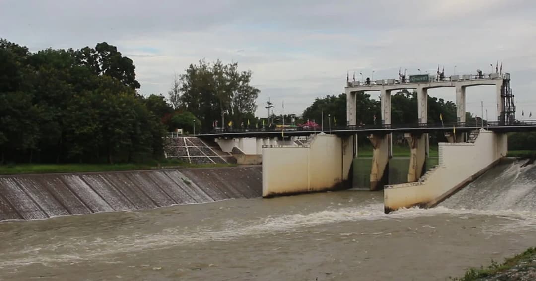ผู้ว่าฯเพชรบุรี ส่งหนังสือด่วนถึงผบ.ทร.ขอเรือยนต์ผลักดันน้ำ-พบแม่น้ำเพชรบุรี ถึงจุดเฝ้าระวัง