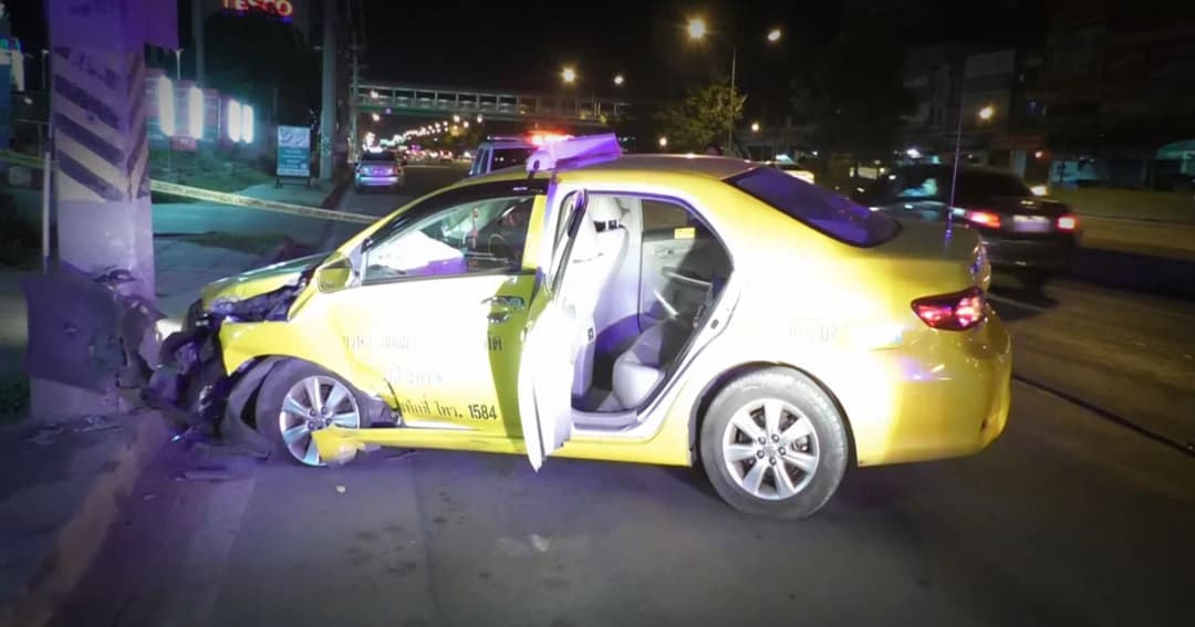 แท็กซี่ใจเด็ด ! ขับรถชนเสาไฟฟ้าให้คนช่วย หลังถูกผู้โดยสารใช้มีดจี้คอ