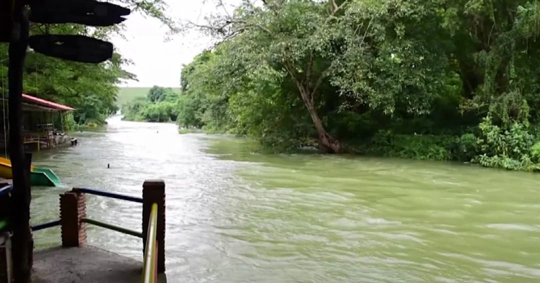 รีสอร์ท-ที่พักริมแม่น้ำเพชรบุรี ทยอยปิดหนีน้ำชั่วคราว