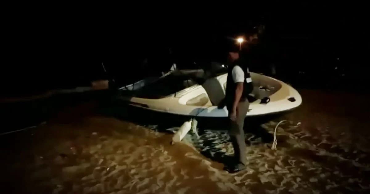 ระทึก ! เรือนักท่องเที่ยวหวิดล่ม หลังคลื่นสูงซัดน้ำทะเลเข้าเรือ