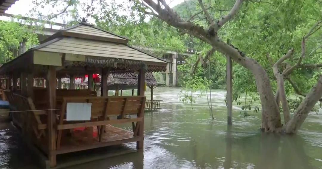 เตือนประชาชนท้ายเขื่อนแก่งกระจาน ยกของขึ้นที่สูง