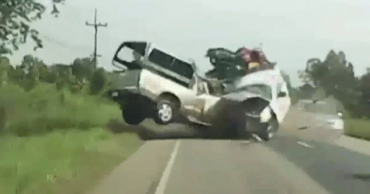 เปิดคลิป ! กระบะประสานงาปิ๊กอัป เจ็บ 11 ล่าสุดคนขับกระบะเสียชีวิตแล้ว