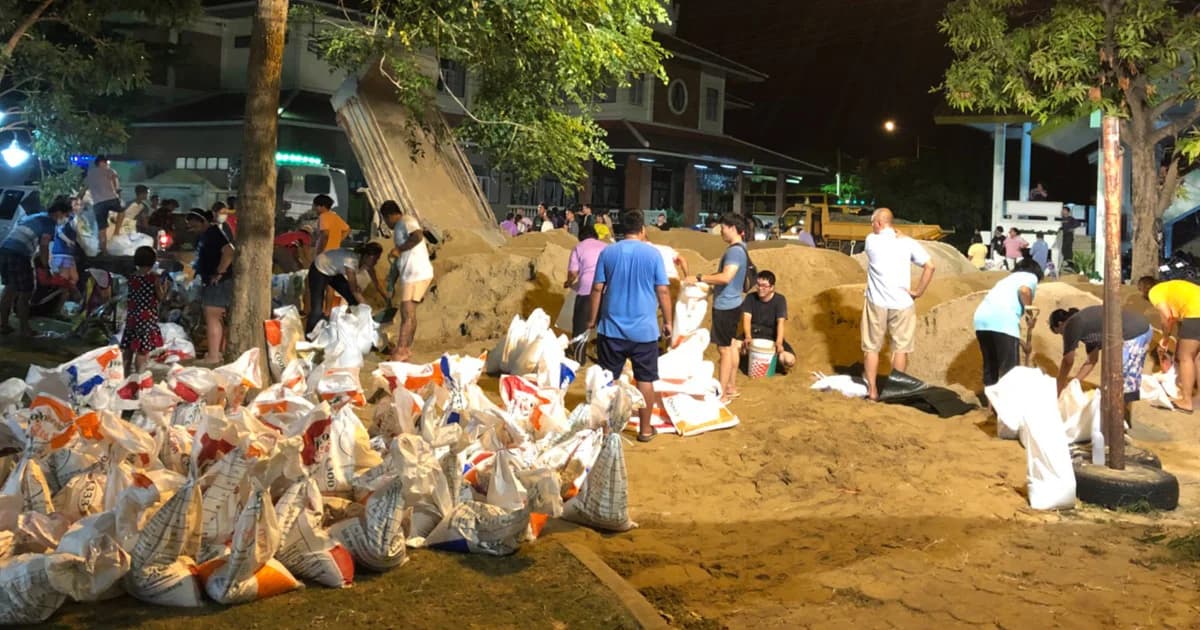 ชาวบ้านริมน้ำเพชร เร่งกรอกกระสอบทรายรับมือน้ำล้นเขื่อนแก่งกระจาน