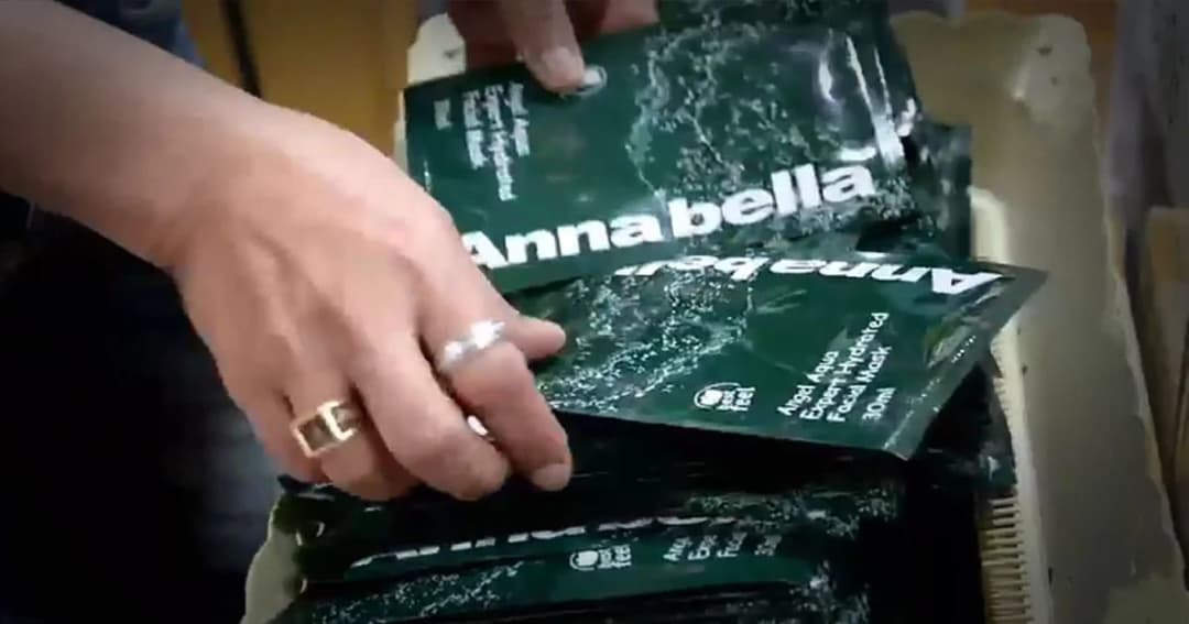 ตำรวจบุกยึดแผ่นมาร์คหน้าปลอม กว่า 40 กล่อง กลางเมืองเชียงใหม่