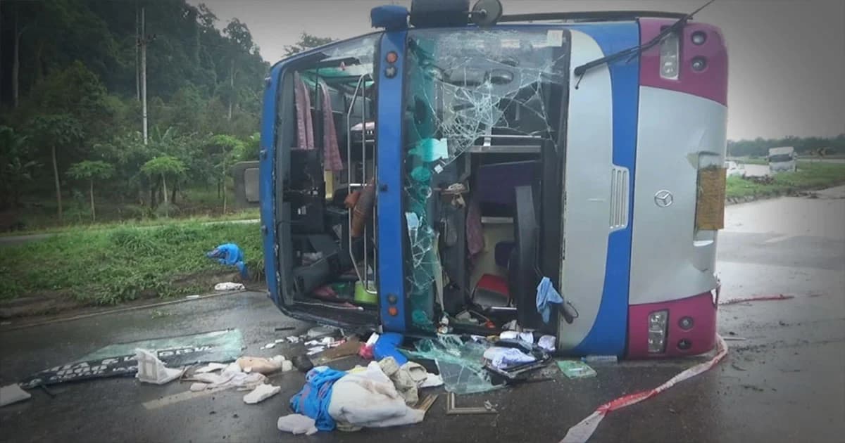 หวิดดับยกคัน ! รถทัวร์โดยสาร กรุงเทพฯ-ภูเก็ต พลิกคว่ำ เจ็บ 15 ราย