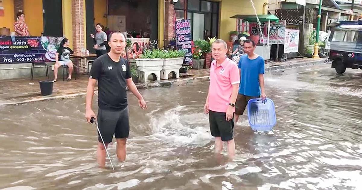 หนองคายน้ำท่วมฉับพลัน เทศบาลเปิดประตูระบายน้ำ คนในเมืองร่วมใจ ฉลุย!