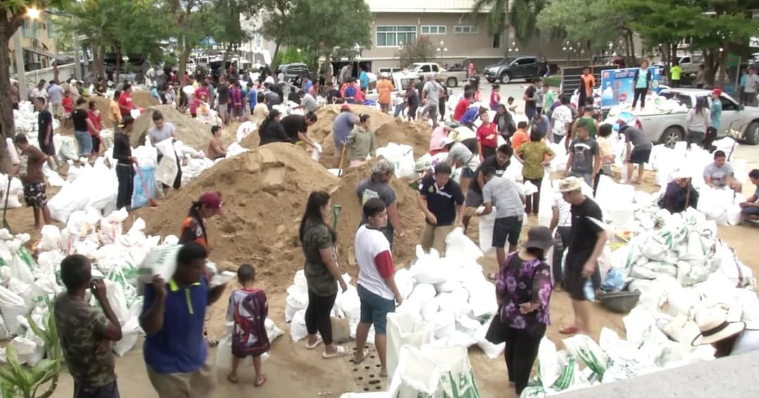 พร้อมรับมือ ! ชาวเมืองเพชรบุรีรับทราย นำไปสร้างแนวป้องกันน้ำท่วมบ้าน