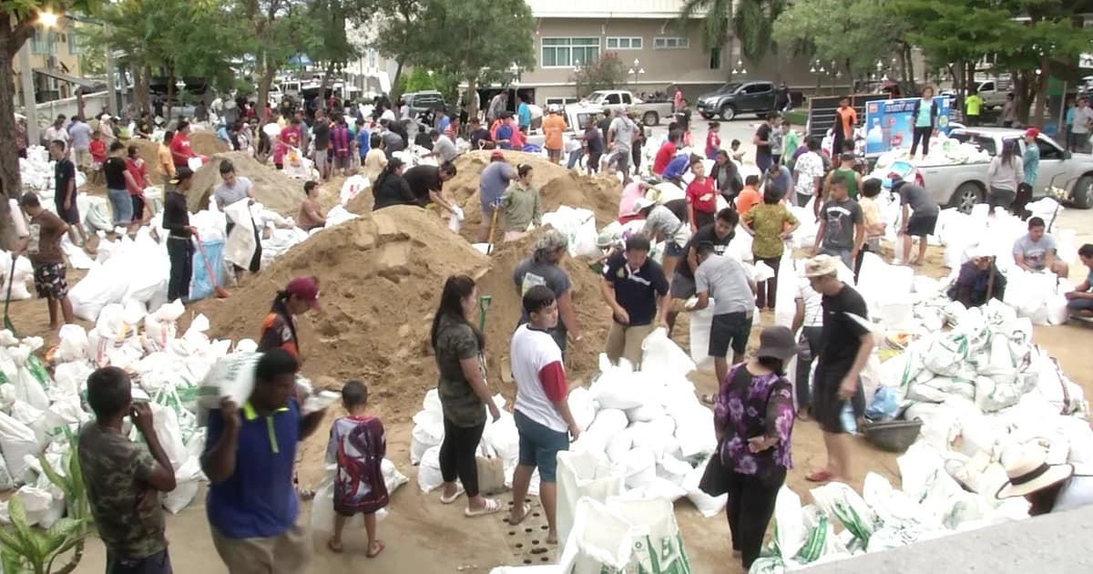 พร้อมรับมือ ! ชาวเมืองเพชรบุรีรับทราย นำไปสร้างแนวป้องกันน้ำท่วมบ้าน