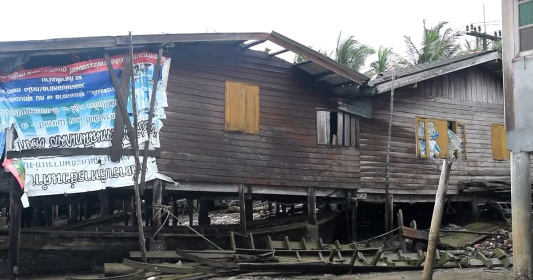 พายุฝนถล่มกระบี่ ! หลังคาบ้าน ปปช.กว่า 10 หลังเสียหาย เตือนคลื่นสูง 2-4 ม.