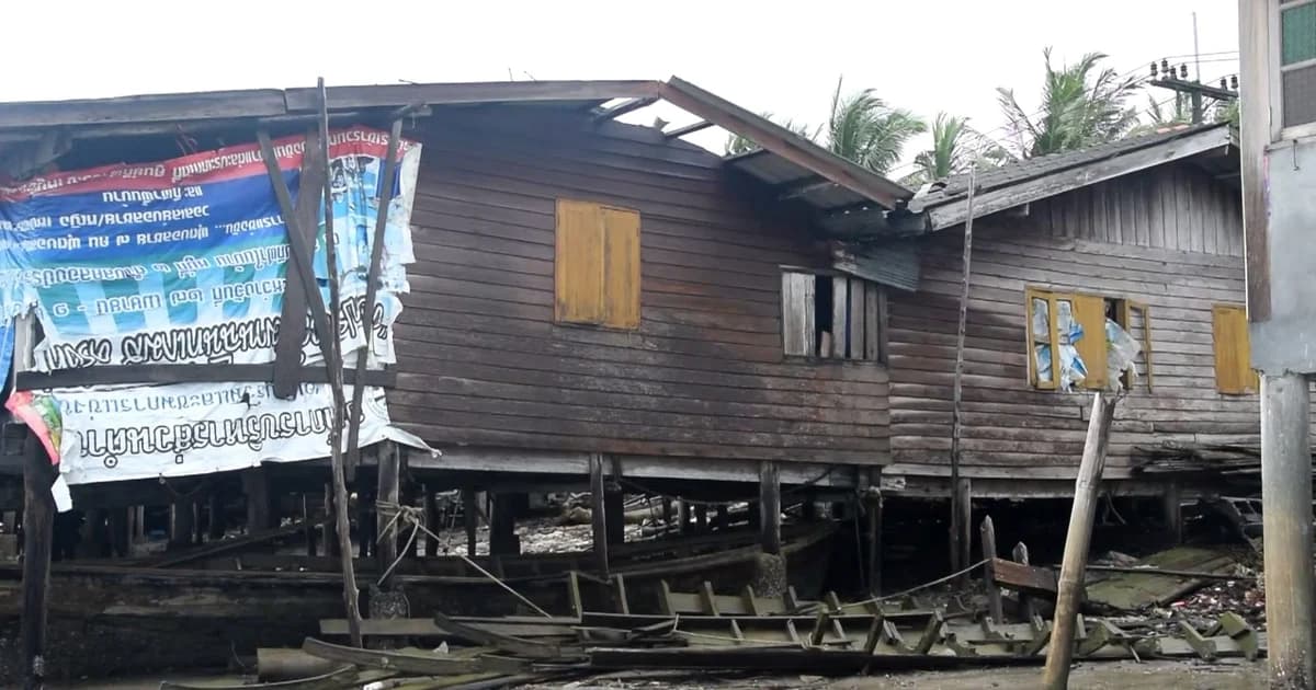 พายุฝนถล่มกระบี่ ! หลังคาบ้าน ปปช.กว่า 10 หลังเสียหาย เตือนคลื่นสูง 2-4 ม.