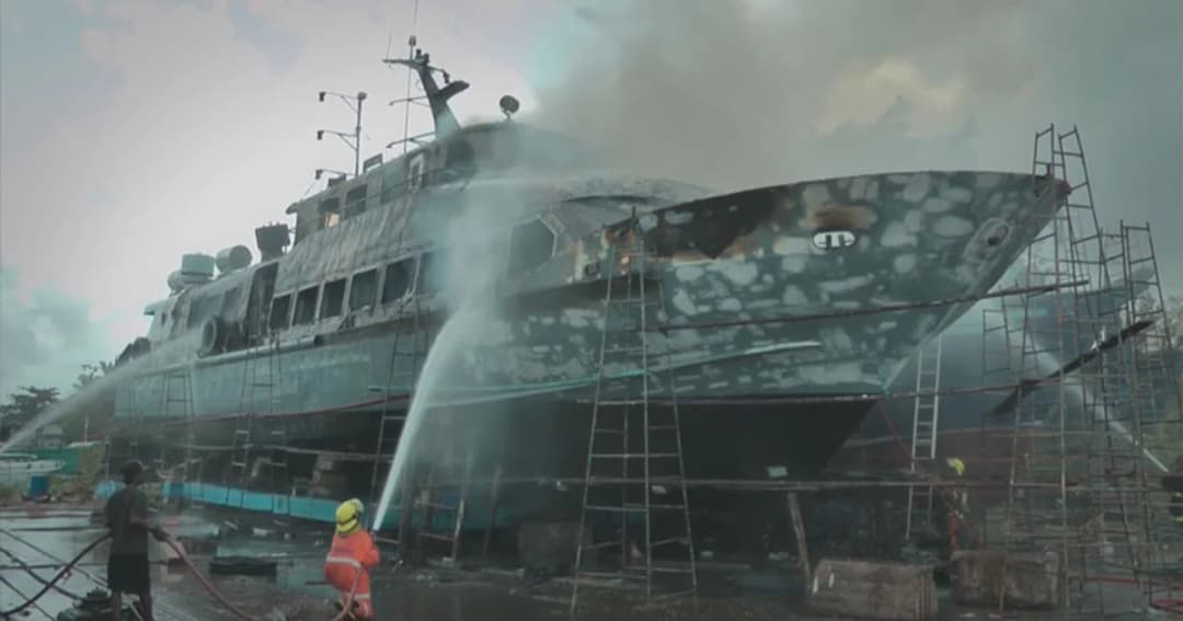 เพลิงเผาวอด ! เรือหรู 2 ลำ ขณะขึ้นคานซ่อม คาดเกิดจากประกายไฟตัดเหล็ก