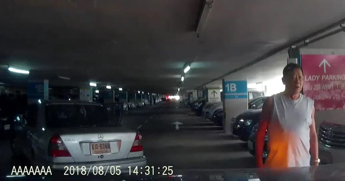 สาวงง! เปิดไฟกะพริบรอจอดรถ เจอลุงขับตัดหน้าเสียบแทนที่