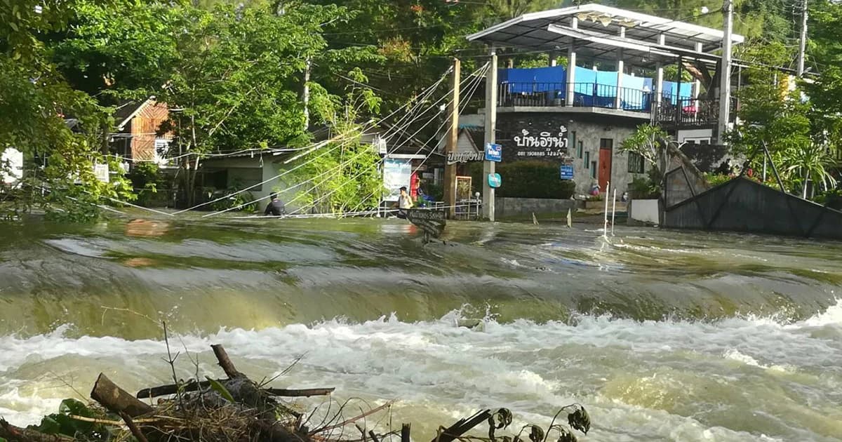 น้ำป่าสมทบแก่งกระจานกลางดึก มวลน้ำไหลตัดผ่านถนนเกือบขาดทั้งหมด