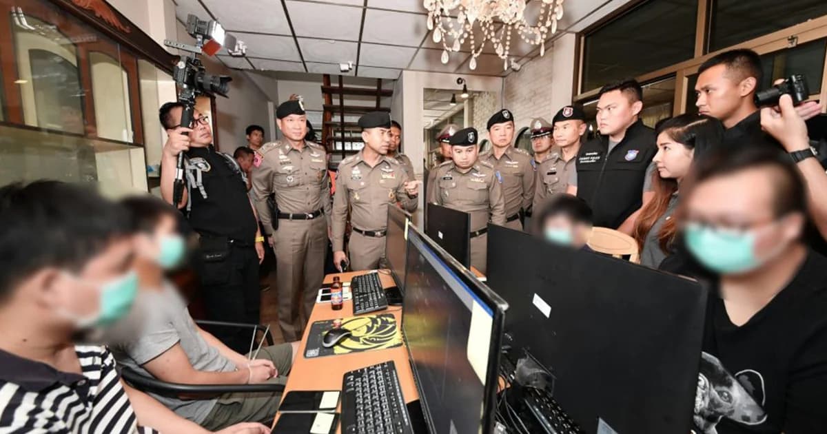 บุกจับแก๊งชาวจีน ลอบเช่าบ้านเปิดแทงไพ่เต๋อโจวออนไลน์ รวบได้ 6 ราย