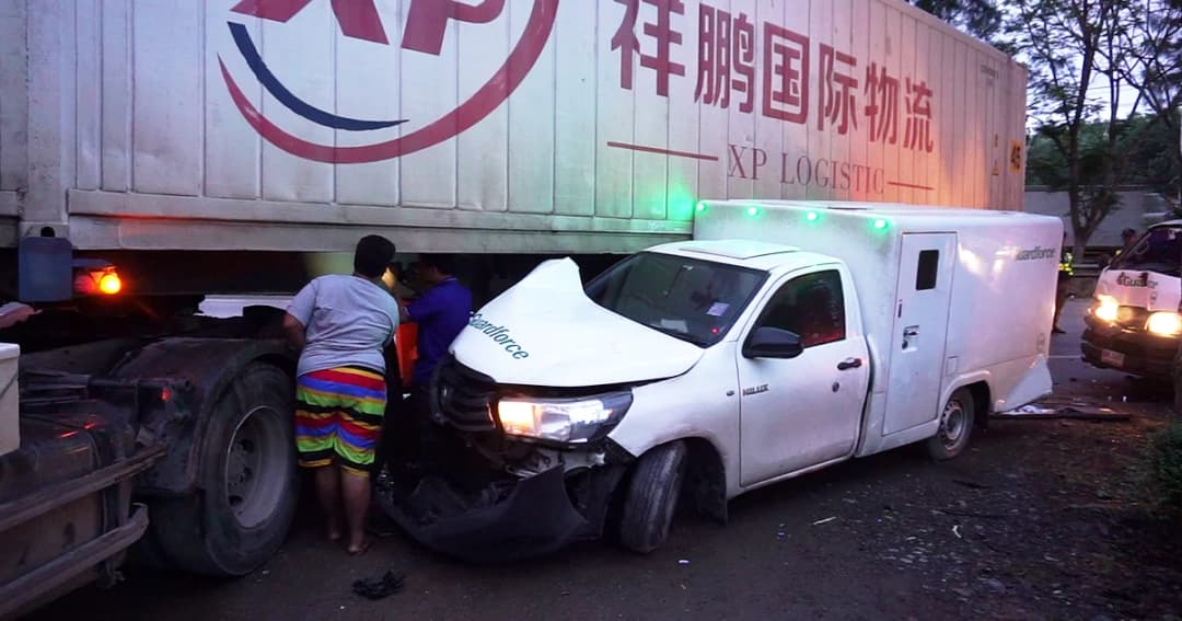 หวิดสูญเงิน! รถขนเงินล้าน 2 คัน เจอรถบรรทุกตัดหน้า พุ่งชนยับ เจ็บ 2 ราย