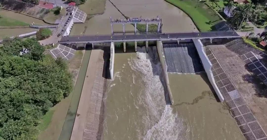 “เขื่อนเพชร” เอาอยู่ น้ำยังไม่ท่วมเมืองเพชรฯ วันนี้