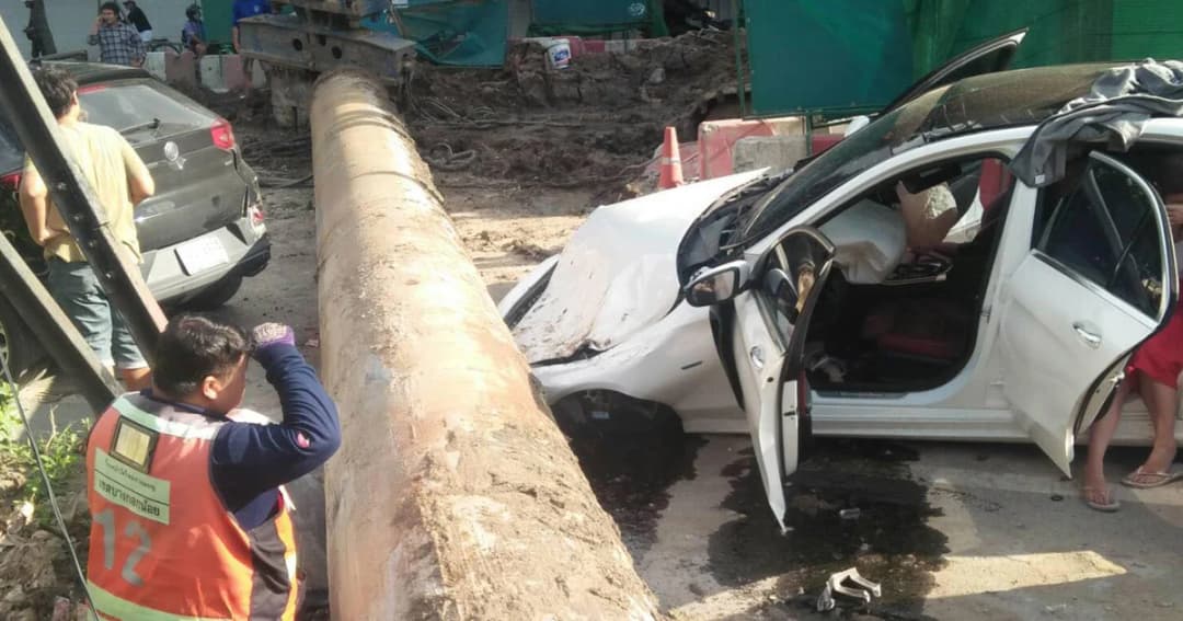 สุดระทึก ! แท่นเหล็กขุดเจาะดินหล่นทับรถเบนซ์ สาวเจ็บ 1 ราย