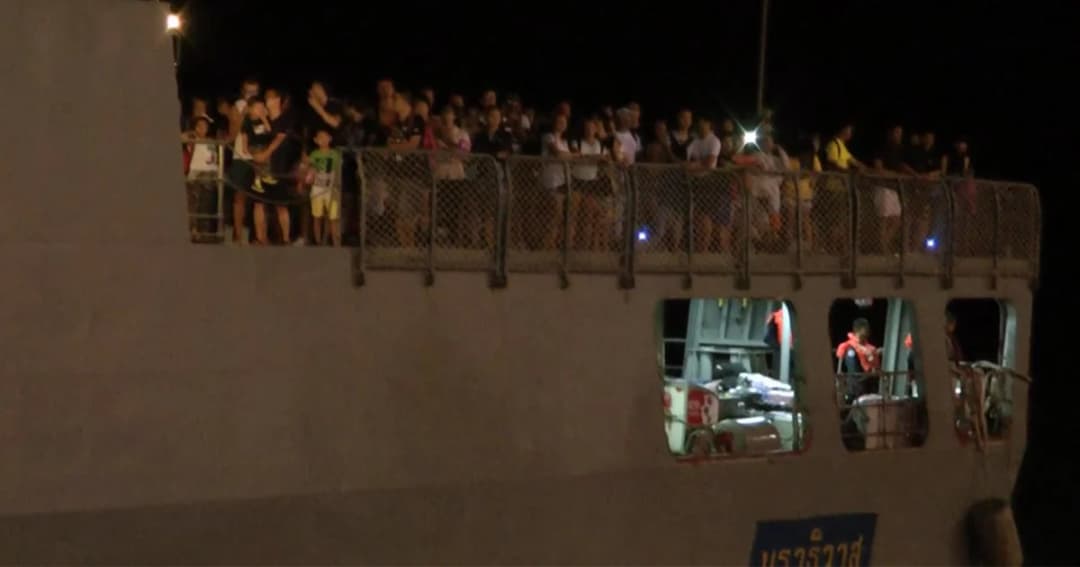 ทร.ภ.3 ส่งเรือหลวงนราธิวาส ช่วยเหลือนทท. 177 ชีวิต ติดเกาะราชา จ.ภูเก็ต