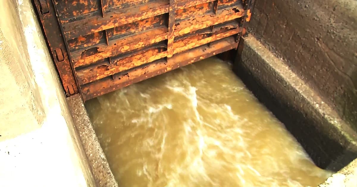 ‘พิจิตร’ เปิดประตูระบายน้ำเพิ่ม ฝั่งแม่น้ำน่าน เพิ่มพื้นที่รับน้ำฝน