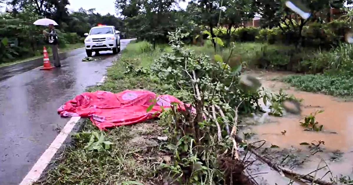 หนุ่มขี่ จยย.ไปหาแฟน แหกโค้งชนต้นไม้ คอหักดับ