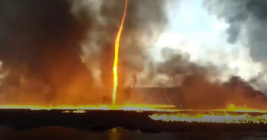 เจ้าหน้าที่ดับเพลิงอังกฤษ เผชิญหน้าทอร์นาโดไฟเผาโรงงาน