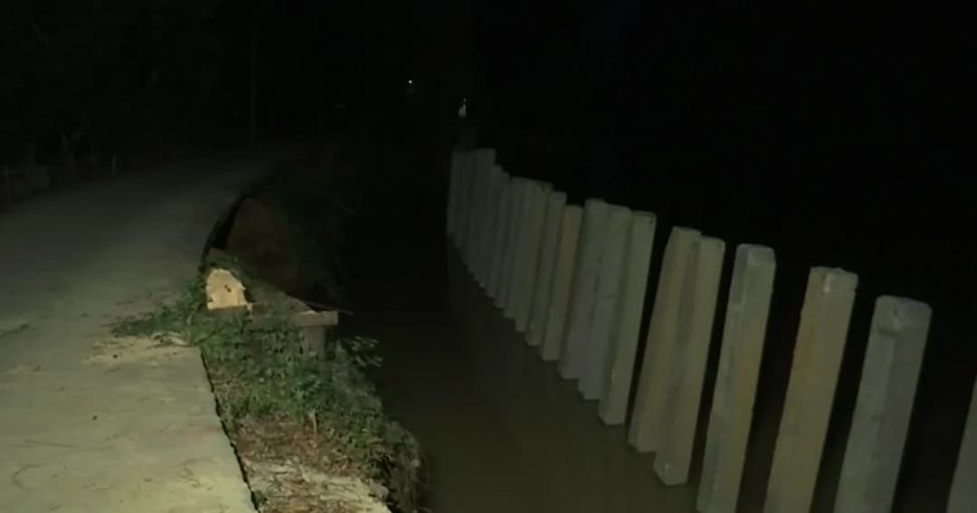 ชาวเพชรบุรีเฝ้าระวังรับมือสถานการณ์น้ำ หลังพบน้ำกัดเซาะตลิ่ง อ.บ้านลาด