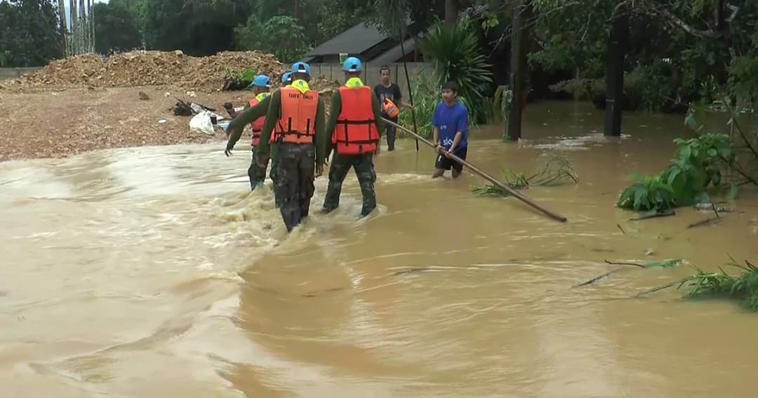 ฝนถล่มซ้ำ อ.กะเปอร์ น้ำป่าหลากกระทบ 3 ตำบล จนท.เร่งช่วยเหลือ