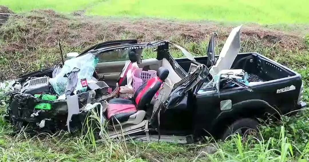 สาวสุโขทัย นั่งรถกระบะกลับบ้าน “ให้ลูกไหว้วันแม่” รถเสยท้ายสิบล้อ ดับคาที่