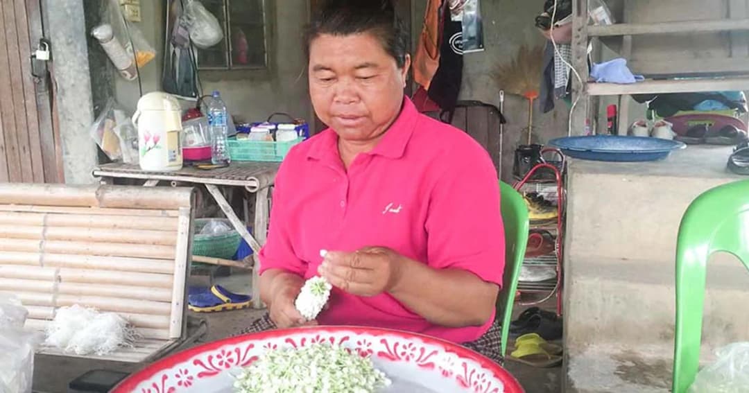 บรรยากาศวันแม่ ดอกมะลิราคาพุ่ง กก.ละ 1,200 หันร้อยดอกพุดขายแทน