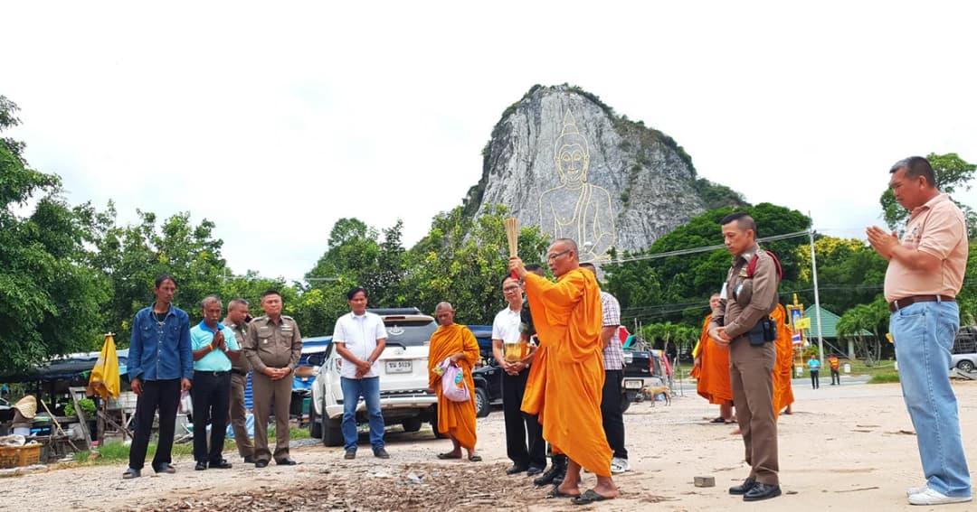ทำบุญใหญ่หน้าองค์พระพุทธรูปแกะสลักผาเขาชีจรรย์ สวดส่งดวงวิญญาณ “ฟอส-สปาย”