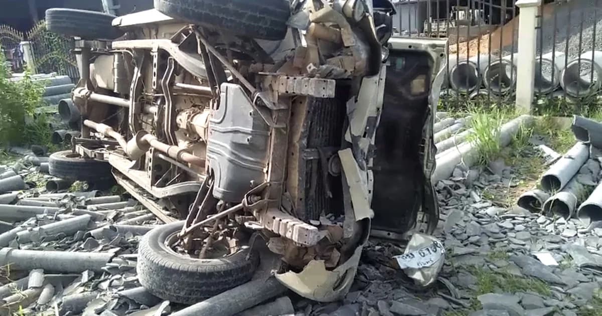 หวิดดับ ! กระบะซิ่งเสียหลัก ชนท่อน้ำใยหินร้านวัสดุก่อสร้าง พลิกหลายตลบ