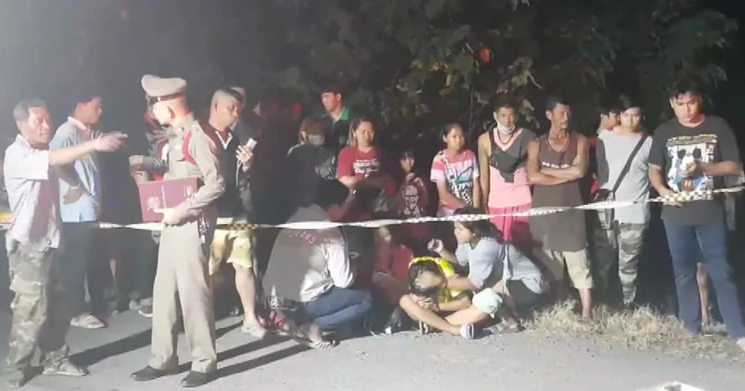 นักเรียนขี่จยย.ซ้อน 4 พุ่งชนท้ายรถเทรลเลอร์ดับยกคัน