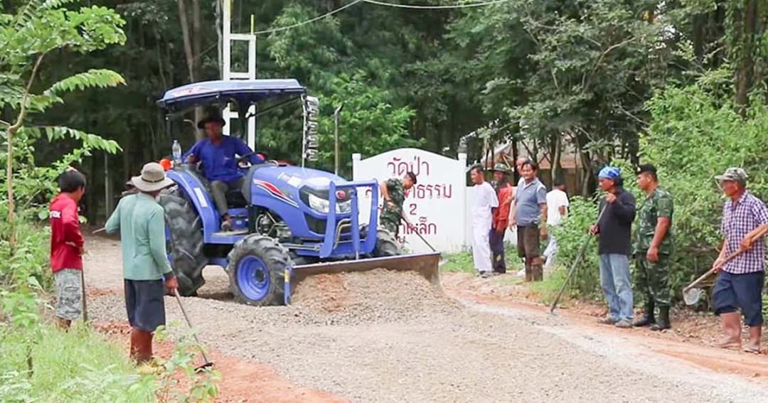 ชาวบ้านภูเหล็กหางบเอง ทำถนนปูหินคลุกเข้าวัด ทหารในพื้นที่เข้าช่วย